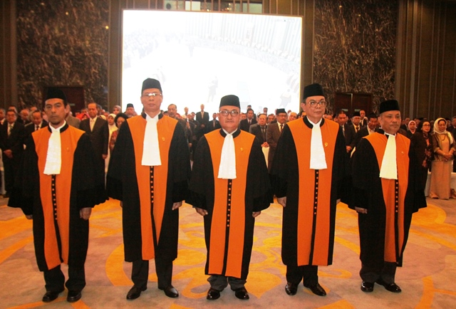 KETUA MAHKAMAH AGUNG MELANTIK DAN MENGAMBIL SUMPAH 5 (LIMA) HAKIM AGUNG