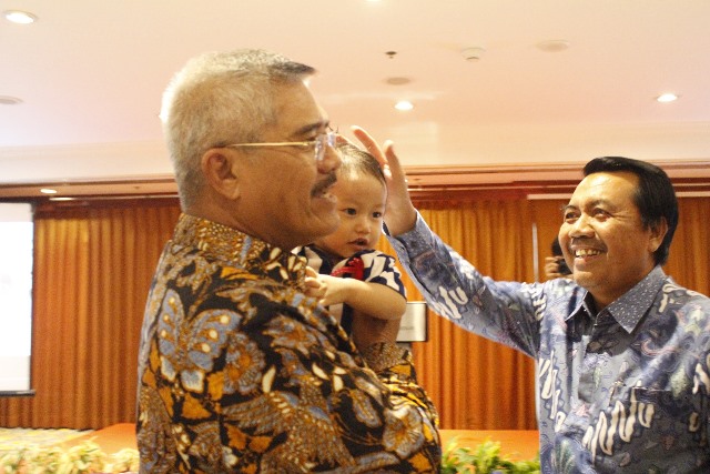 KETIKA KETUA MAHKAMAH AGUNG R.I. MENDEKAP HANGAT ANAK KORBAN LION AIR JT-610