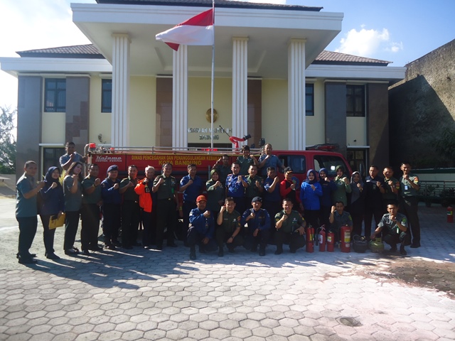 SOSIALISASI APAR (ALAT PEMADAM API RINGAN) DAN SIMULASI EVAKUASI BENCANA DARI DINAS KEBAKARAN DAN PENANGGULANGAN BENCANA KOTA BANDUNG DI PENGADILAN MILITER II-09 BANDUNG