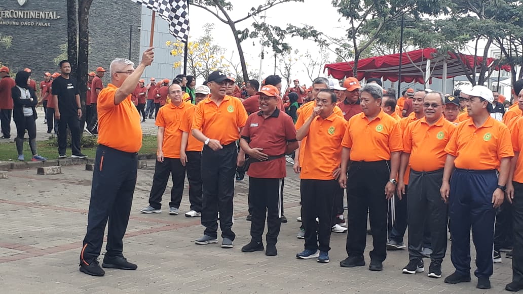 OLAHRAGA BERSAMA DENGAN KETUA MA DALAM RANGKAIAN KEGIATAN RAPAT PLENO MAHKAMAH AGUNG R.I. DI DAGO PAKAR BANDUNG