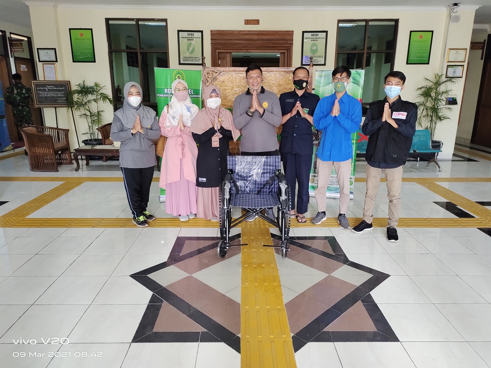 BERBAGI KURSI RODA UNTUK KAUM DIFABEL